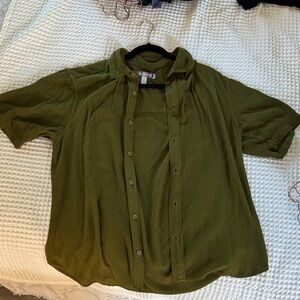 Urban outfitters men’s olive breathable material button up shirt size small